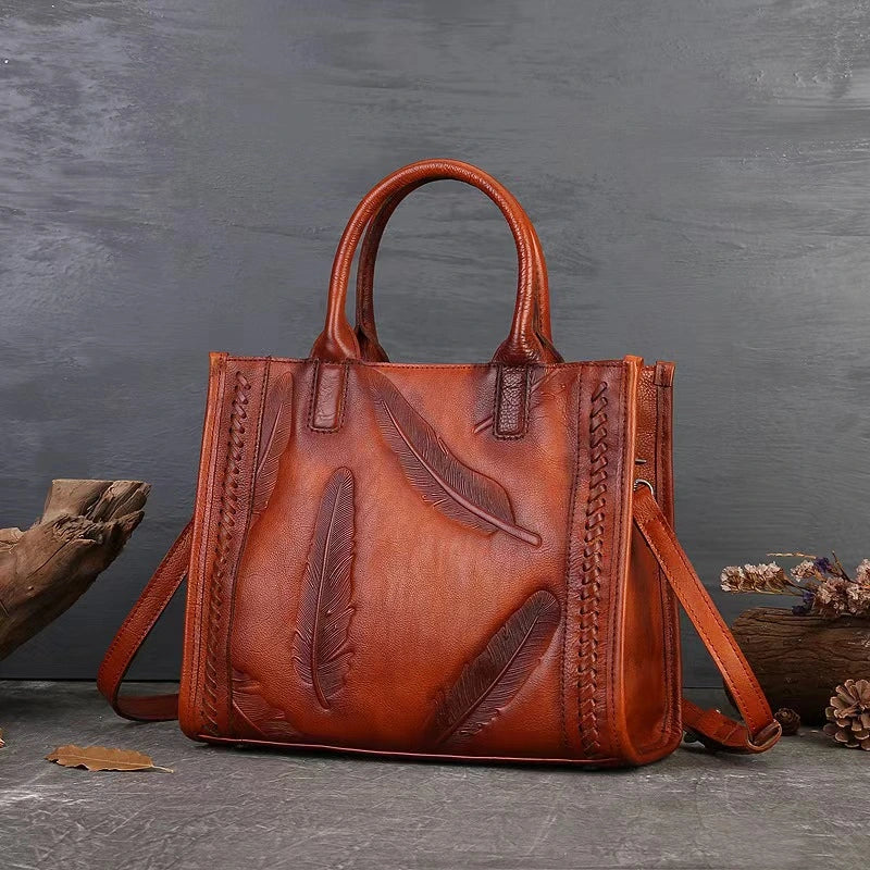 Stylish ladies shoulder bag made of high-quality leather