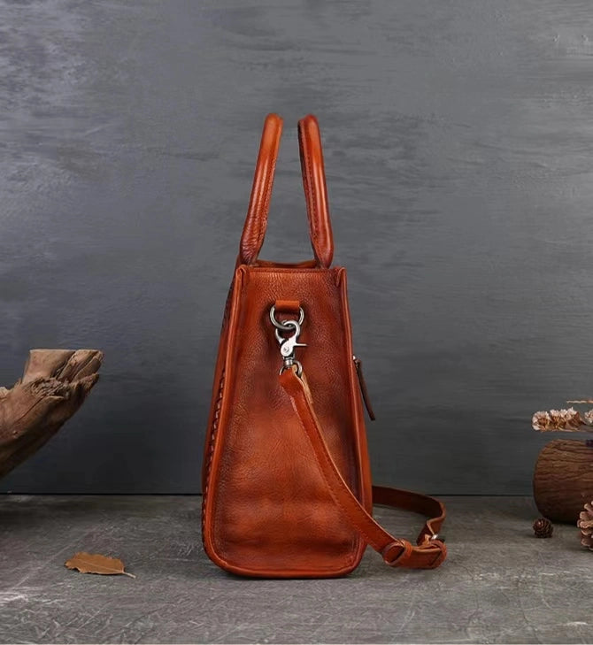 Stylish ladies shoulder bag made of high-quality leather