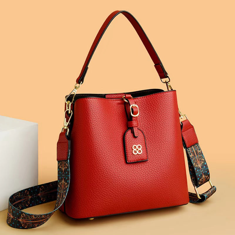 Fashionable women's shoulder bag made of PU leather